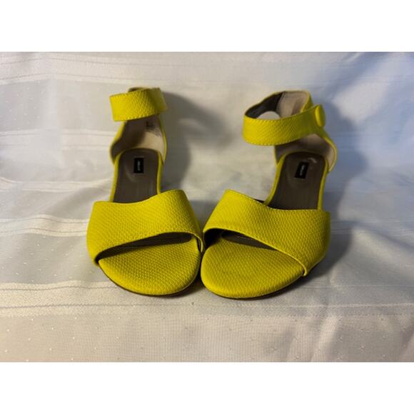 Array Yellow Ankle Strap Sandals Women’s 9W Open Toe Low Heel Textured - Picture 2 of 9